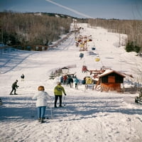 Група от хора от 60 -те години на мъже в дъното на склона ще се качат на ски лифт ски с скица за планинско курорт от реколта