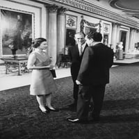 Президентът Никсън разговаря с кралица Елизабет II и принц Филип в Бъкингамския дворец. Февруари 1969 г. История